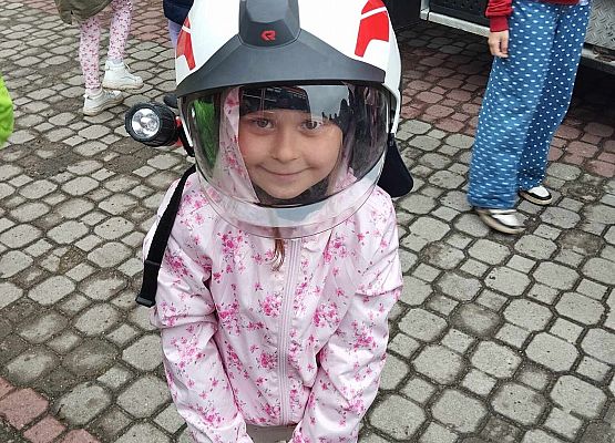 dziewczynka w hełmie strażackim