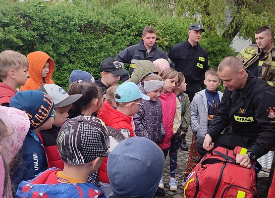 strażący opowiadają dzieciom o swojej pracy
