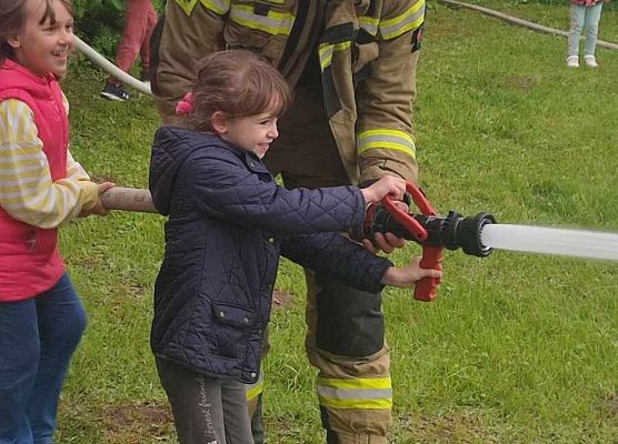 strażak z dziećmi
