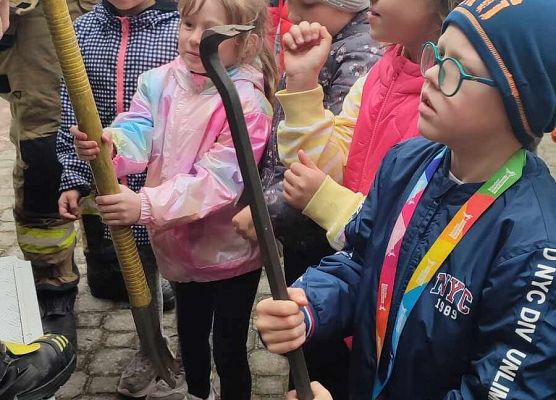 dzieci oglądają sprzęt strażącki