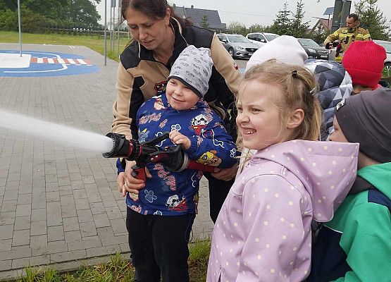 dzieci polewają wodą