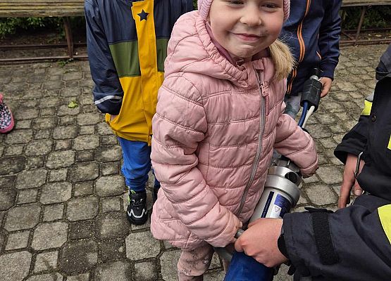 dzieci oglądają sprzęt strażacki