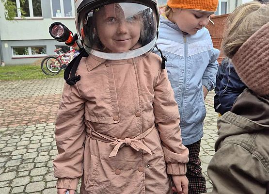 dziecko w hełmie strażackim