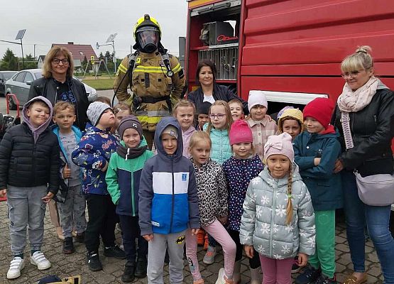 zdjęcie grupowe dzieci na pokazie strażackim