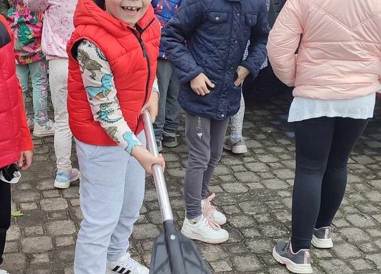 dzieci oglądają sprzęt strażacki