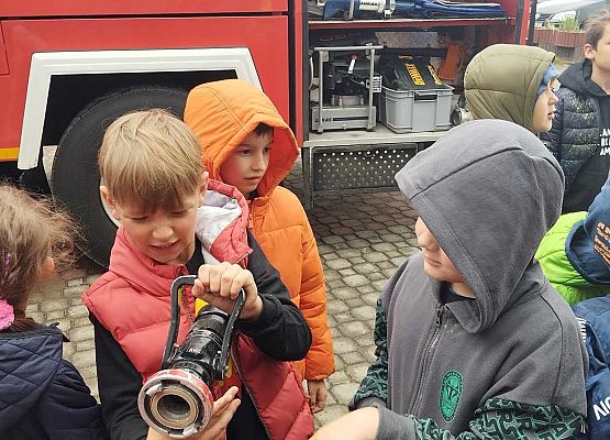 dzieci oglądają sprzęt strażacki