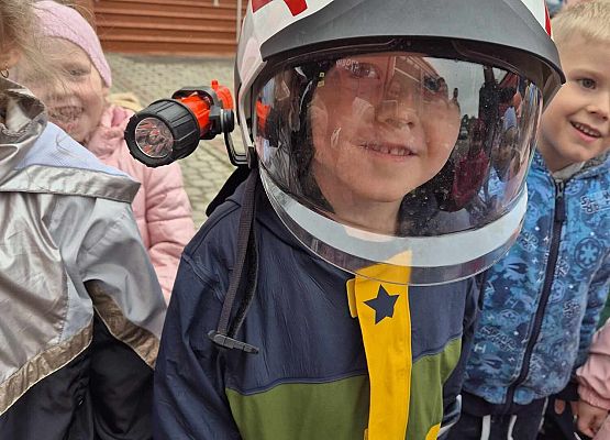 chłopiec w hełmie strażackim