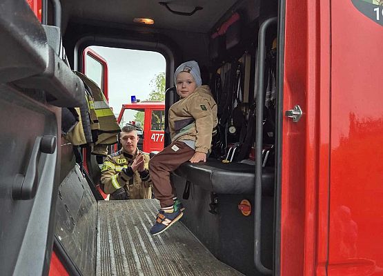 dziecko w samochodzie strażackim