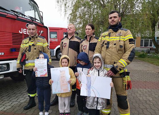 zdjęcie dzieci ze strażakami