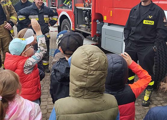 strażak opowiada dzieciom o pracy