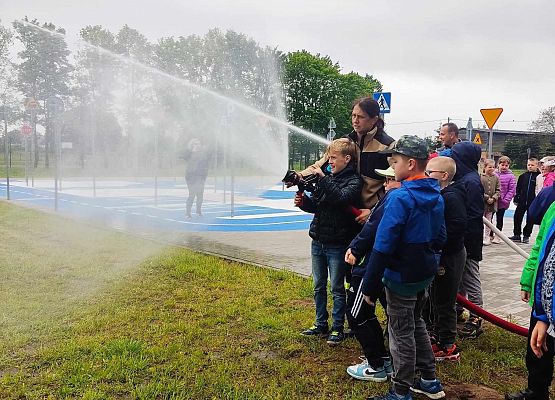 dzieci używają węża strażackiego