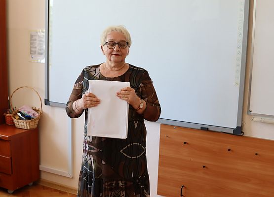 nauczycielka omawia zasady konkursu