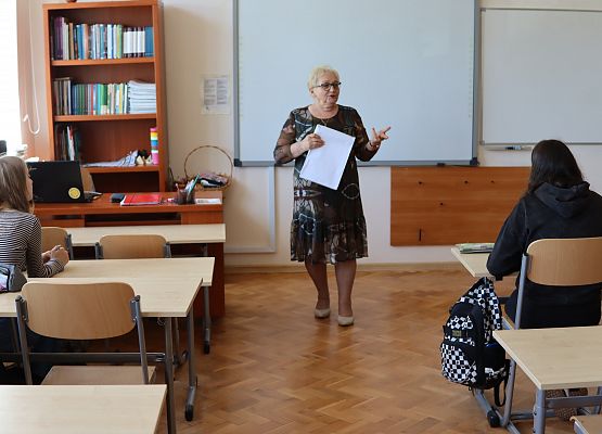 nauczycielka omawia zasady konkursu