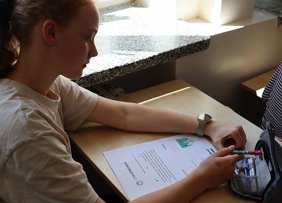 uczennica rozwiązuje test