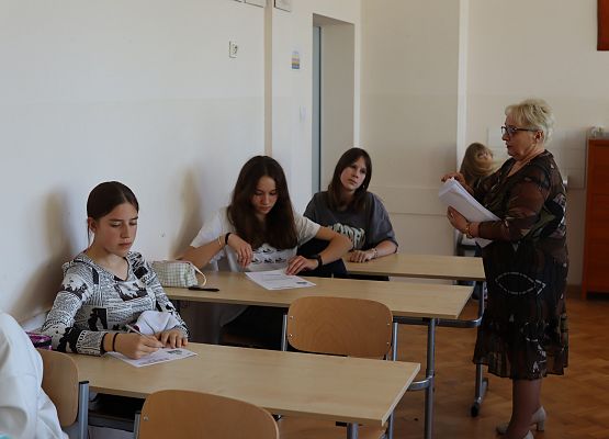 nauczycielka rozdaje testy