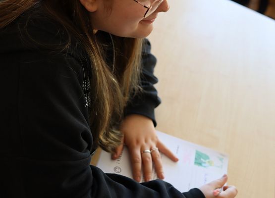 uczennica rozwiązuje test