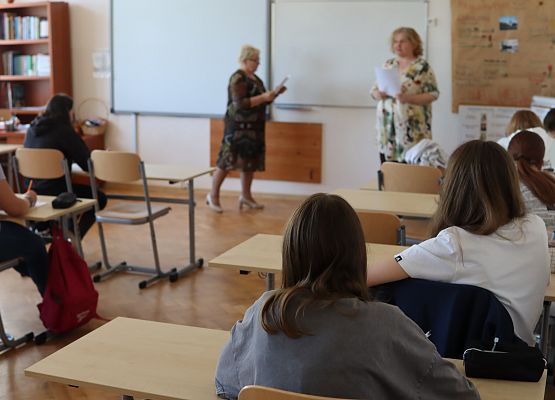 uczennice rozwiązują zadania