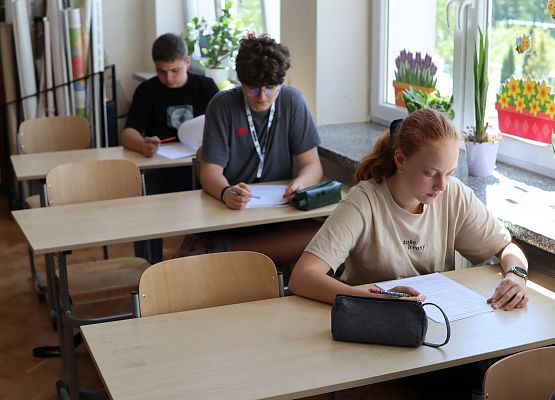 uczniowie rozwiązują zadania