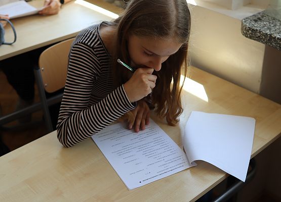 uczennica roziązuje zadania