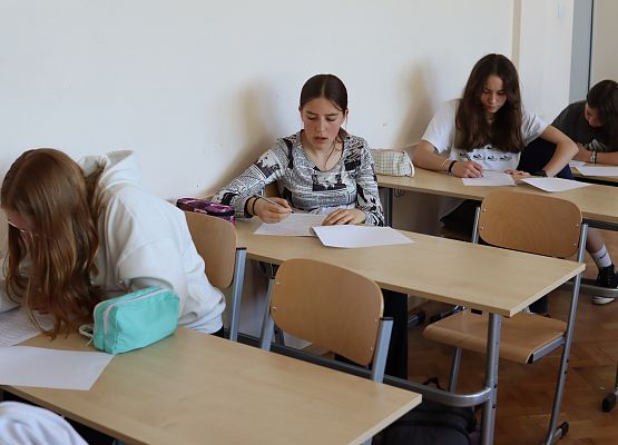 uczennice rozwiązują zadania