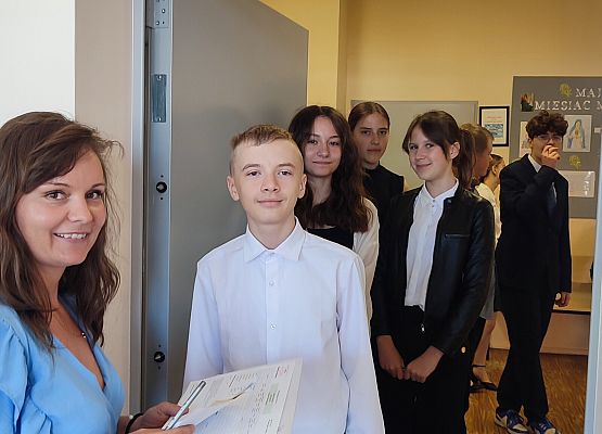 uczniowie wchodzą do sali