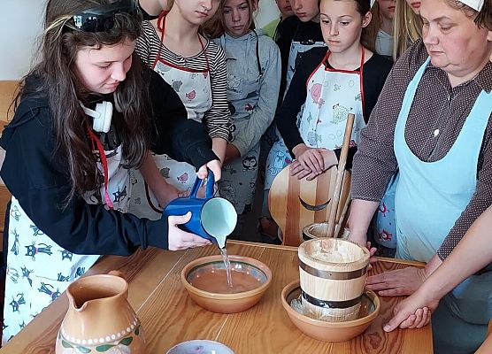 uczennice robią masło