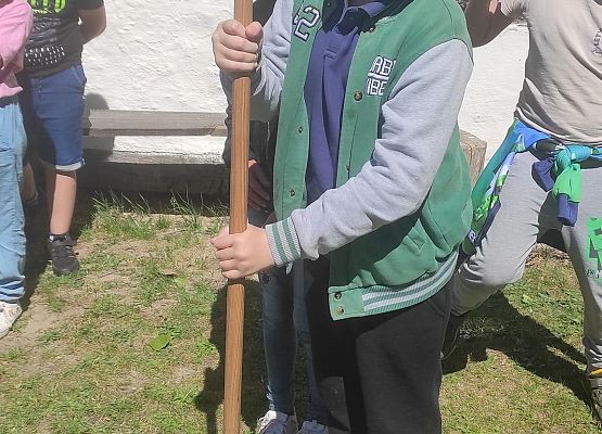 uczeń pierze dzwonem