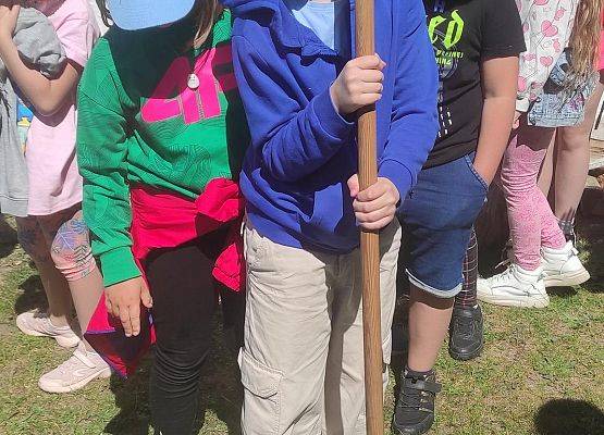 uczennica pierze dzwonem