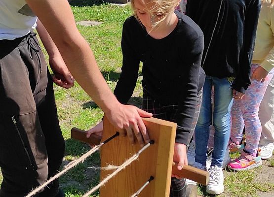 uczennica skraca linę