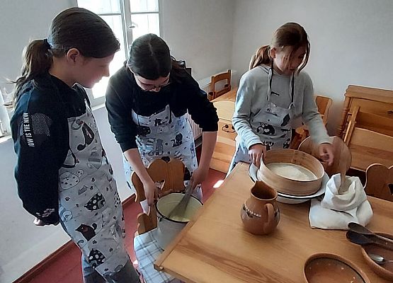uczennice robią ciasto na wafle