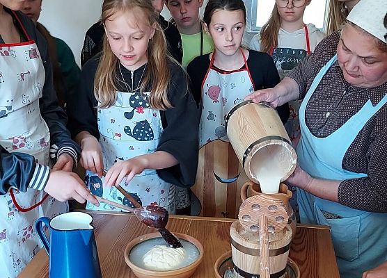uczennice robią masło