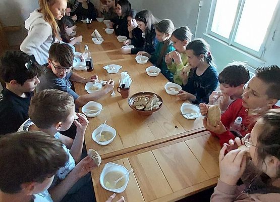 uczniowie jedzą posiłek