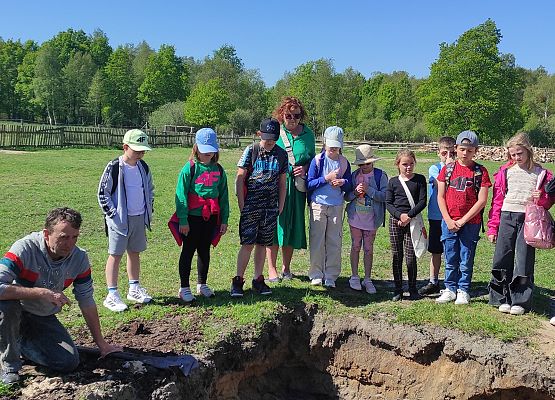 uczniowie oglądają proces wydobywania torfu