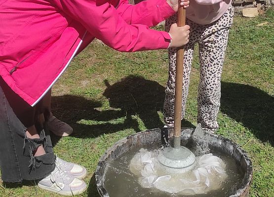 dziewczynki piorą dzwonem