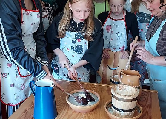 uczennice robią masło