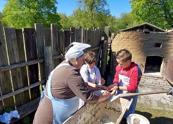 uczniowie formują bochenki chleba