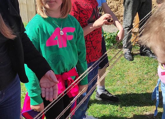 uczniowie oglądają skracanie liny na wózku powroźniczym