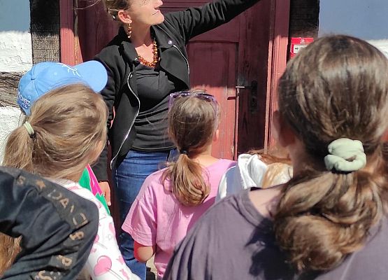 uczniowie oglądają strzechę