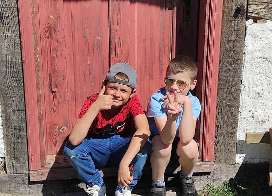 uczniowie przed chatą w Klukach