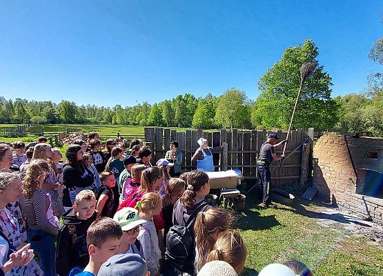 uczniowie przed piecem chlebowym