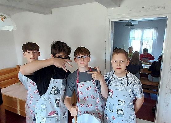 uczniowie robią masło