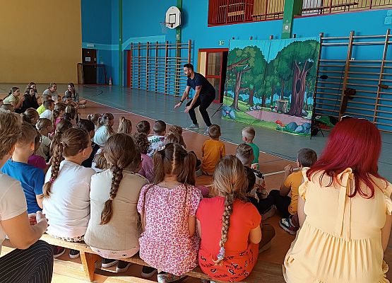 uczniowie oglądają przedstawienie