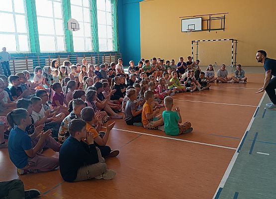 uczniowie oglądają przedstawienie