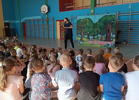uczniowie oglądają przedstawienie