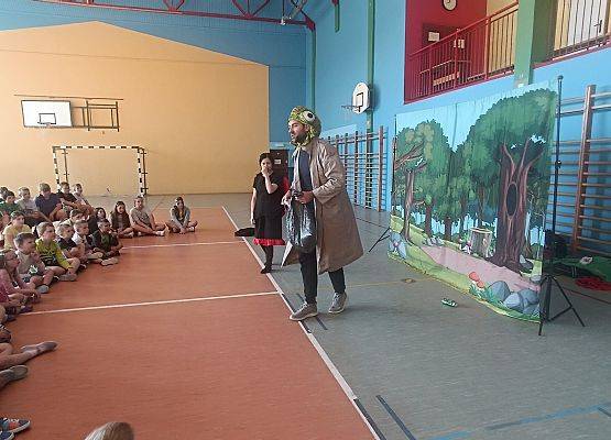 uczniowie oglądają przedstawienie