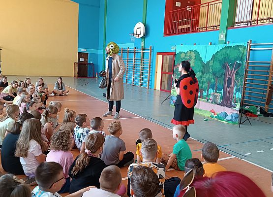 uczniowie oglądają przedstawienie