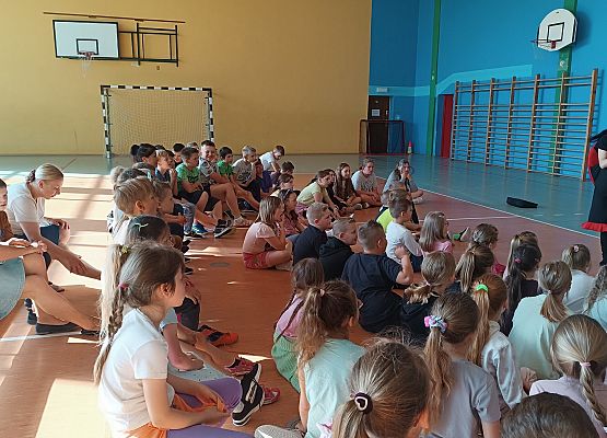 uczniowie oglądają przedstawienie