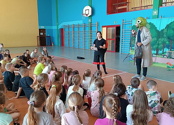 uczniowie oglądają przedstawienie