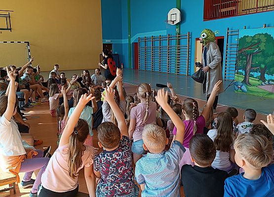 uczniowie oglądają przedstawienie