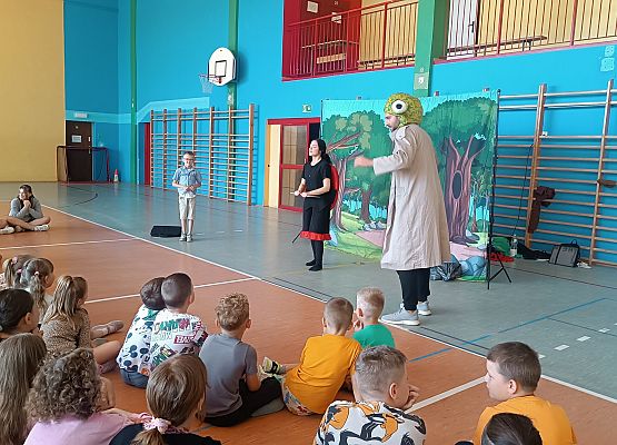 uczniowie oglądają przedstawienie